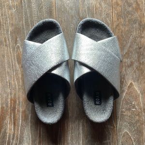 Roam Silver Crossover Slides, Size 8